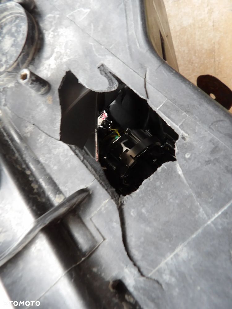 BMW - F25 - PRAWA LAMPA PRZEDNIA - PĘKNIĘTA OBUDOWA - 7217290 - 9