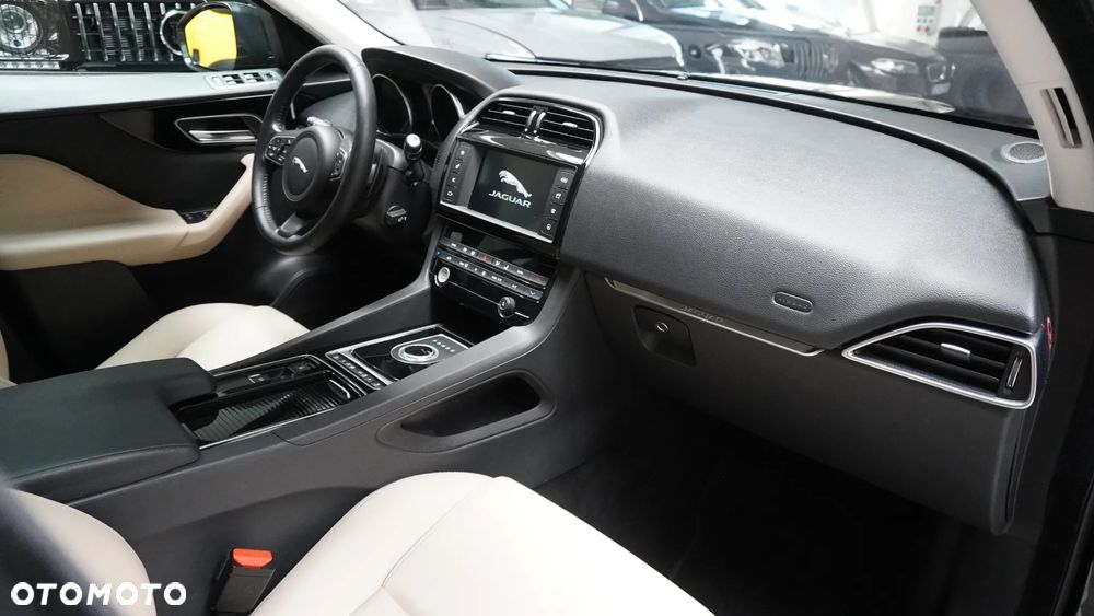 Jaguar F-Pace 2.0 i4P AWD R-Sport - 8