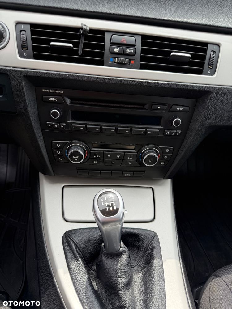 BMW Seria 3 318d DPF Touring Edition Lifestyle - 26