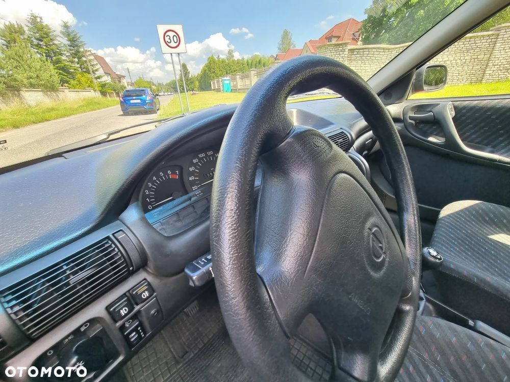 Opel Astra 1.6 GL - 6