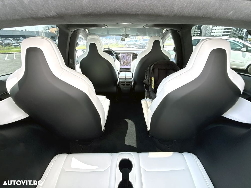Tesla Model X - 8