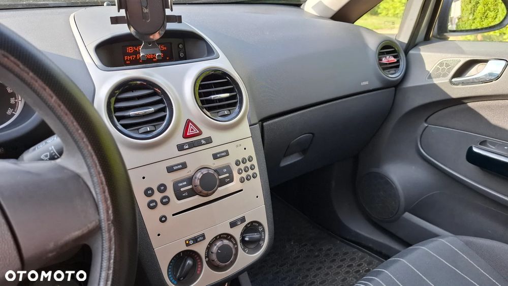 Opel Corsa 1.4 16V Essentia - 4