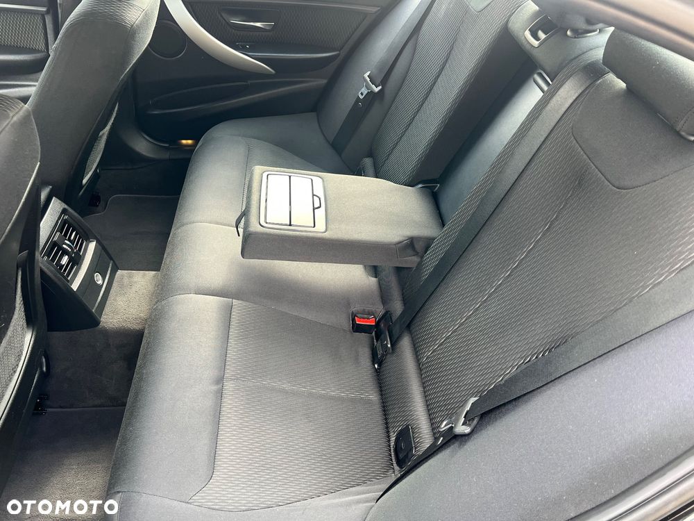 BMW Seria 3 318d - 11