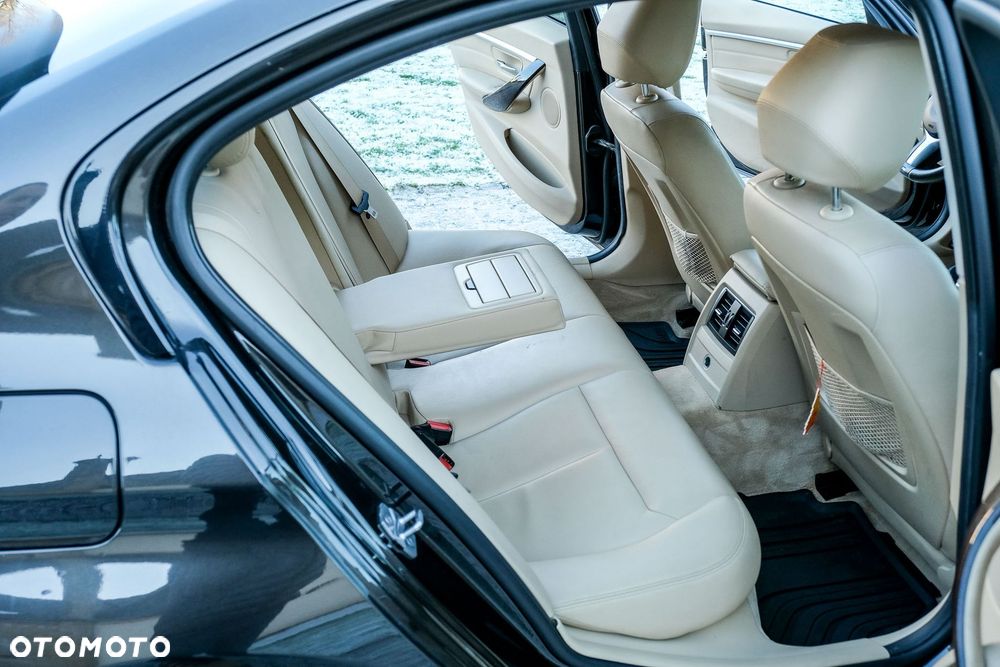 BMW Seria 3 320d xDrive Luxury Line - 27