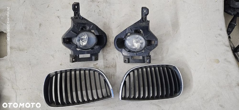 Kratka zderzaka grill nerka halogen lewy prawy ramka BMW seria 1 E87 2005r - 1