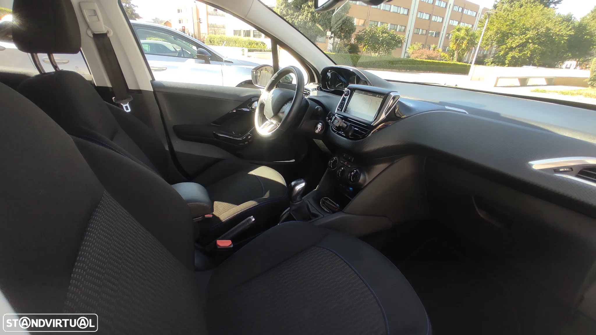 Peugeot 208 1.2 PureTech Signature - 12