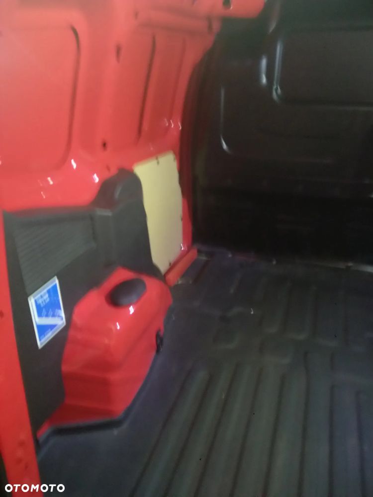 Ford Transit Courier - 11