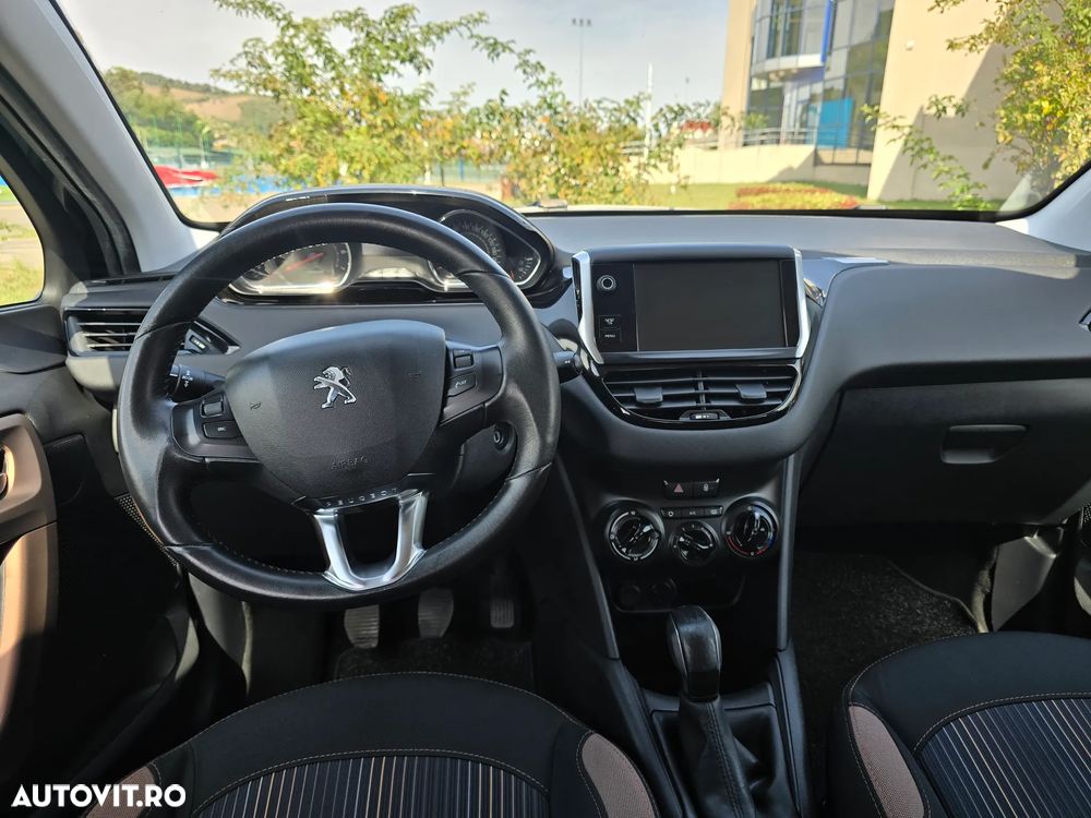 Peugeot 208 - 8