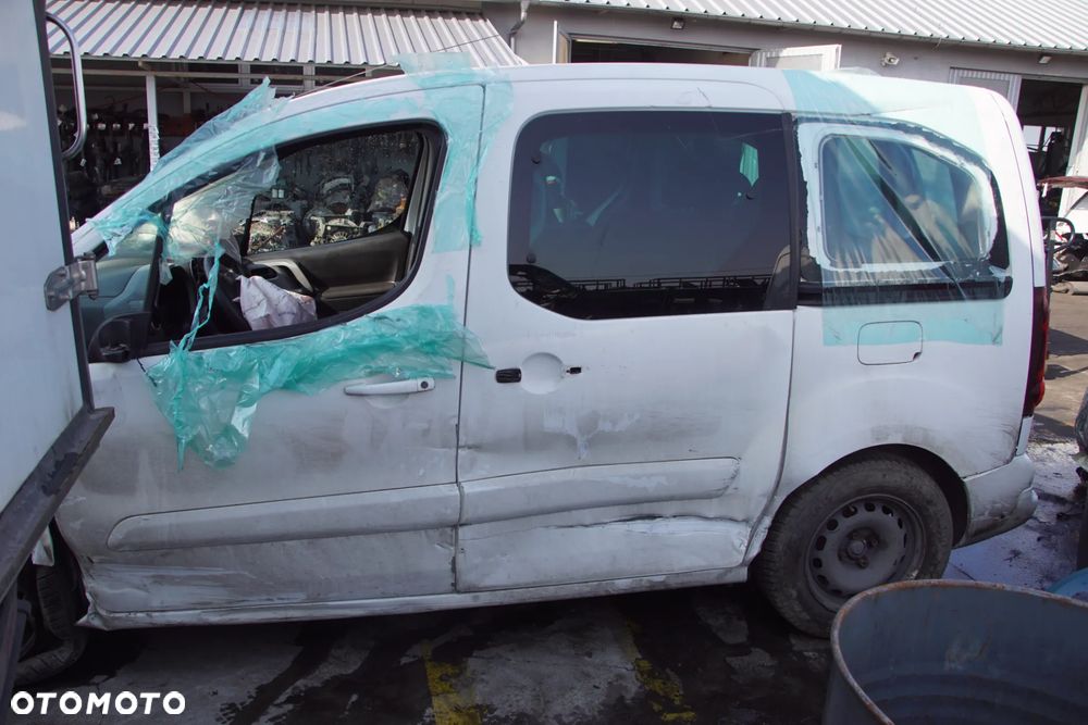 Auto na części - Peugeot Partner II Tepee Lift 1.6 HDI 99 KM BH02 20ET23 EWP 2016R Silnik Skrzynia Drzwi Błotnik Zderzak Lampa Lusterko Szyba Klamka Deska Kokpit Sterownik Moduł Czujnik Licznik Panel Kierownica - 7