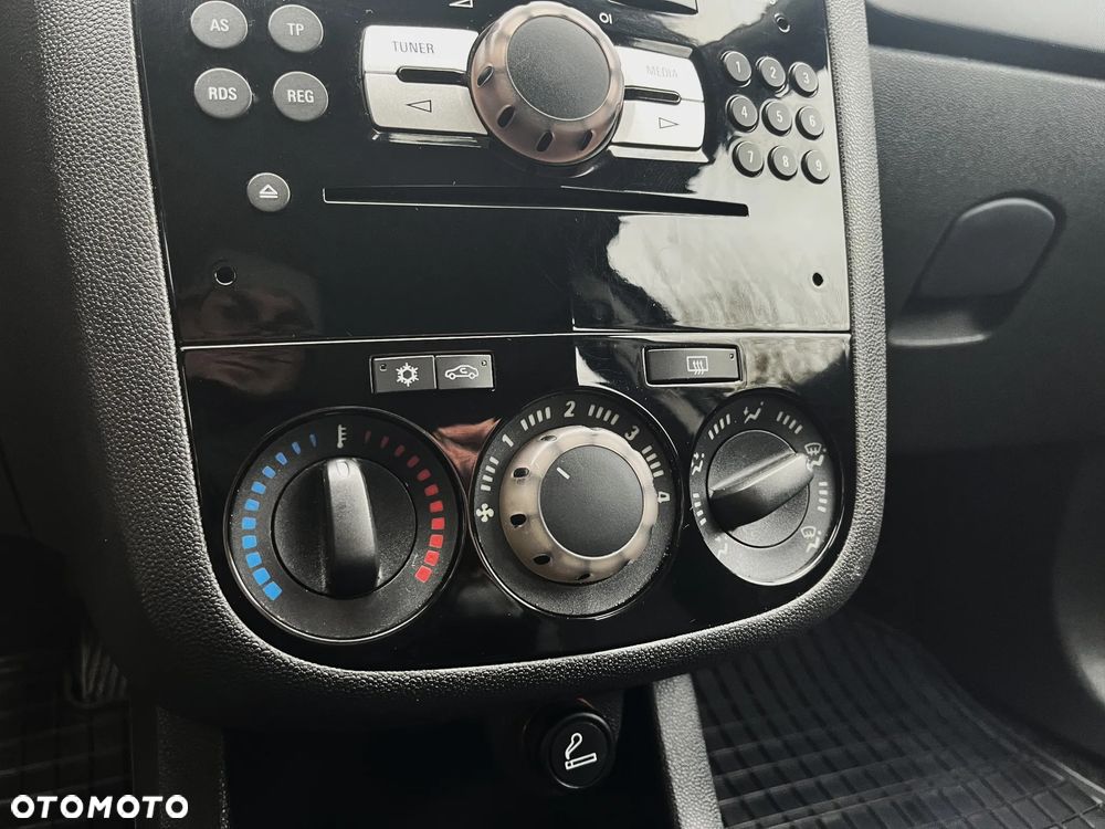 Opel Corsa 1.2 16V Cosmo - 26