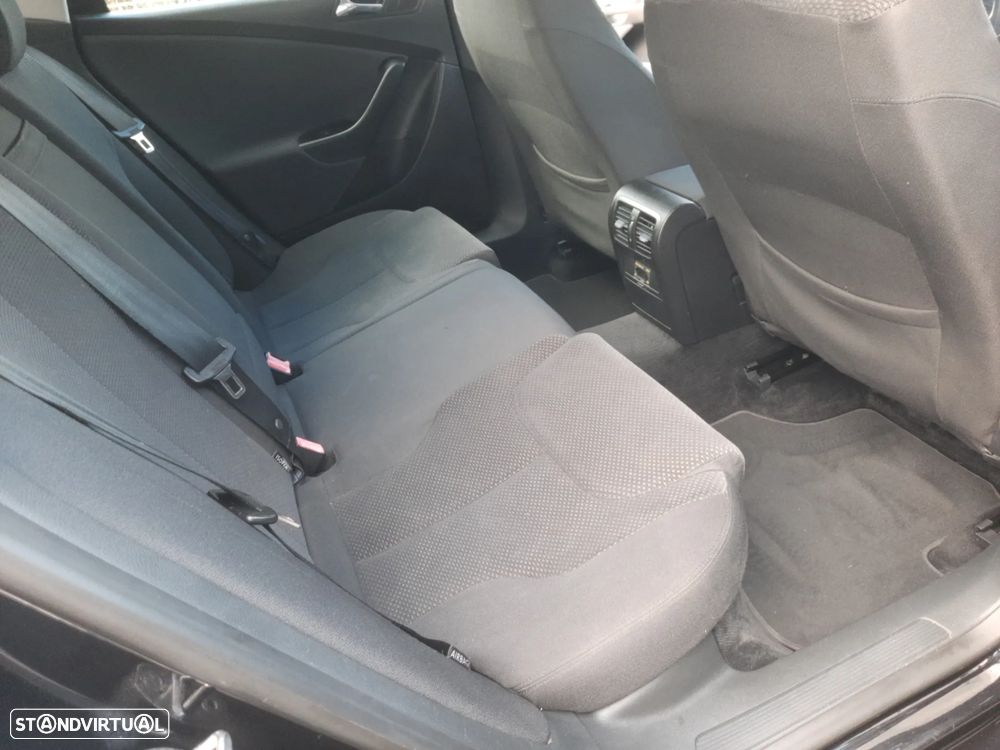 VW Passat Variant 2.0 TDI Confortline - 33