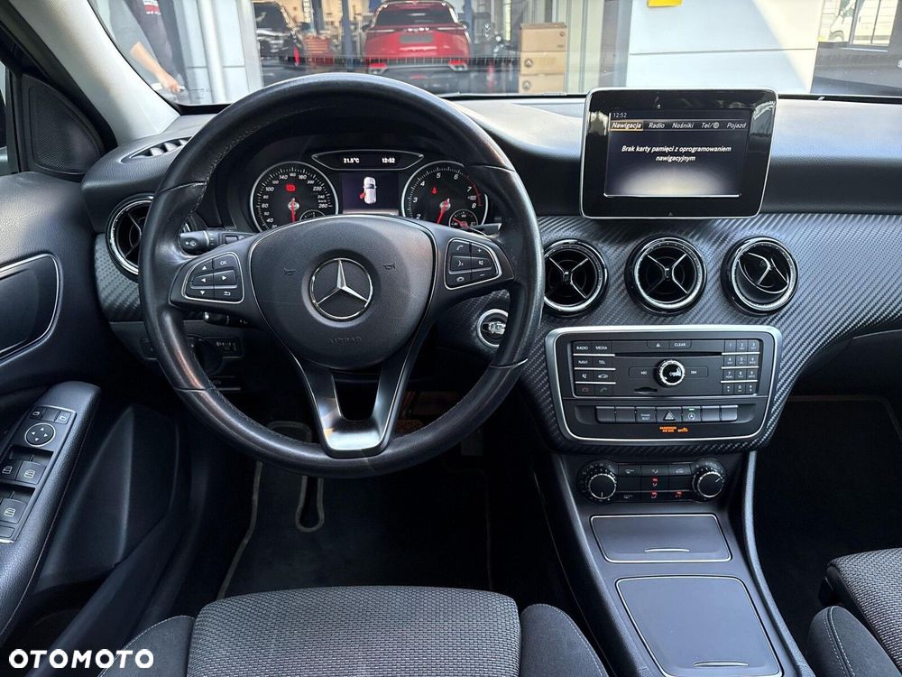 Mercedes-Benz GLA 180 7G-DCT - 12