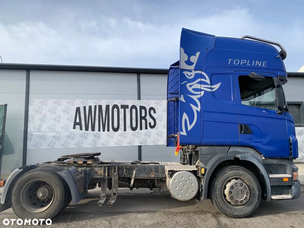 SCANIA R420 2003 *SAMOCHÓD NA CZĘŚCI* 3001 MASKA, LAMPA, DRZWI, LUSTERKO, ZDERZAK, GRILL, BŁOTNIK, KLAPA, BELKA, DESKA, FOTELE, KANAPA, ĆWIARTKA, KIEROWNICA, TARCZE, ZACISKI, ZAWIESZENIE, KOMPLETNY PRZÓD, KOMPLETNY TYŁ, LICZNIK, ZEGARY, PRAWE LEWE PRZÓD TYŁ - 2