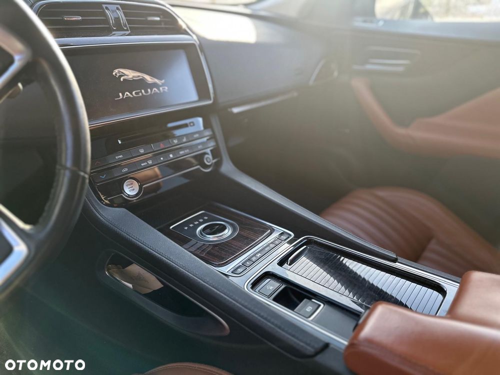 Jaguar F-Pace 20d AWD Prestige - 6