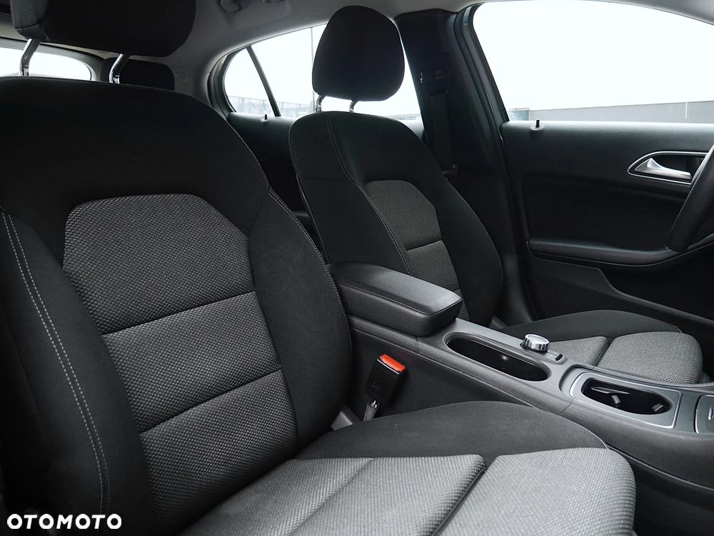 Mercedes-Benz GLA 180 7G-DCT - 27