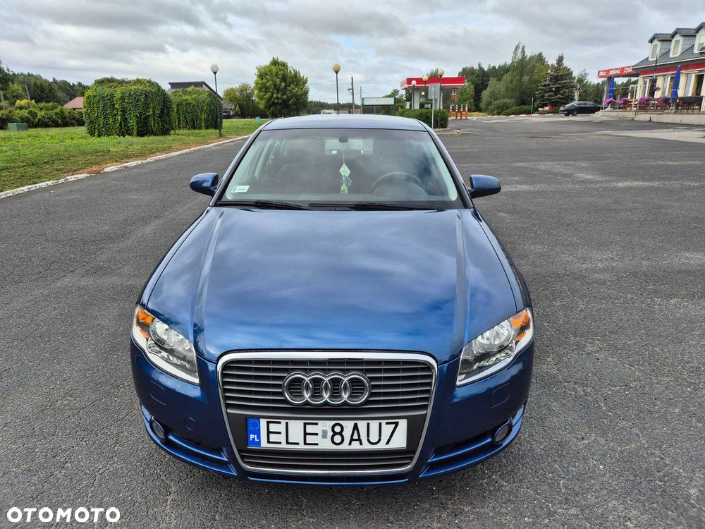 Audi A4 Limousine - 1