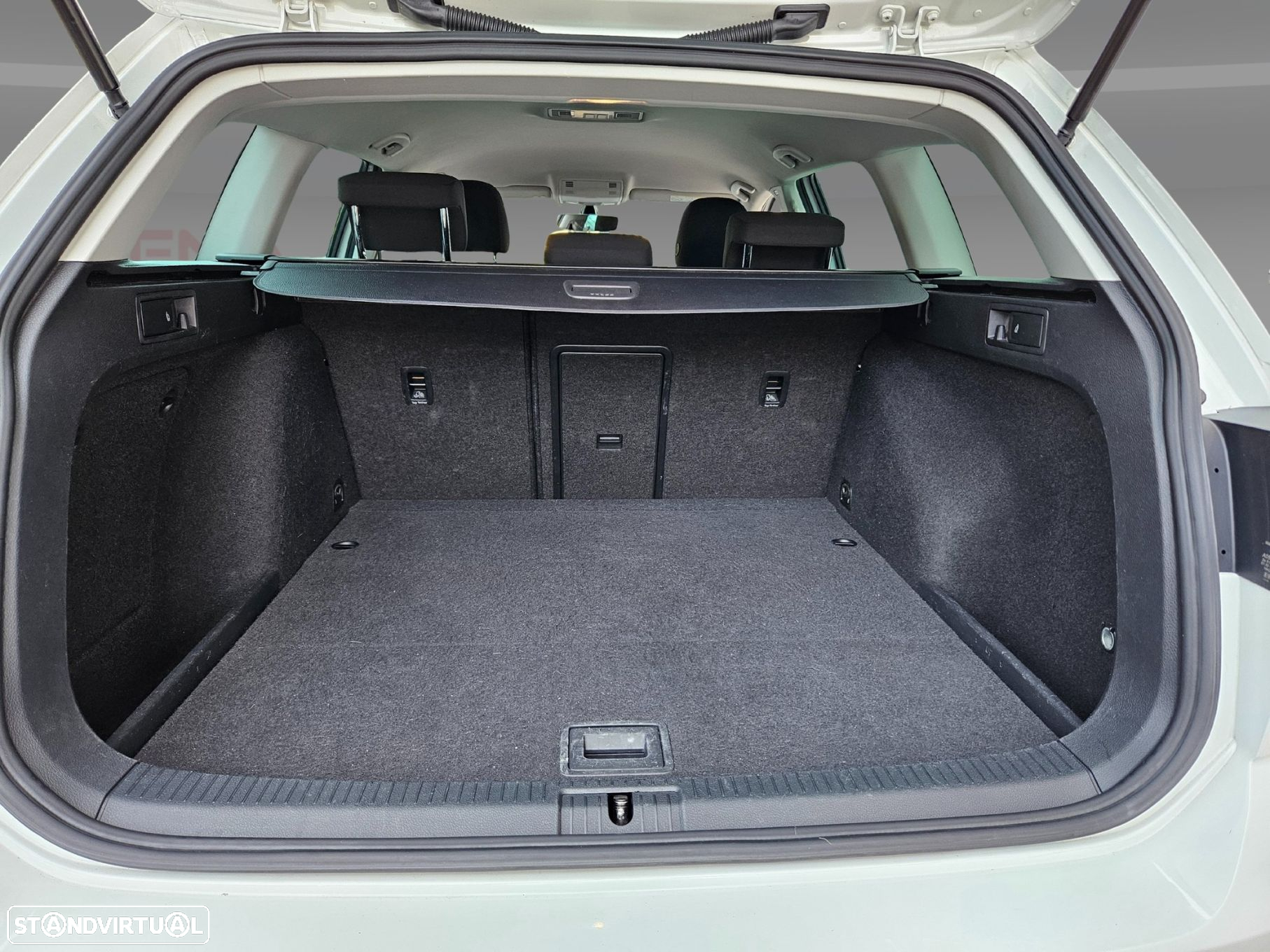 VW Golf Variant 1.6 TDi Confortline - 27