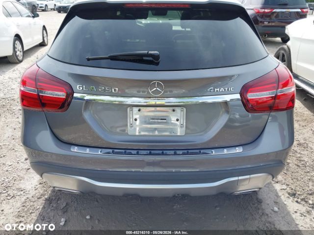 Mercedes-Benz GLA 250 4Matic 7G-DCT - 17