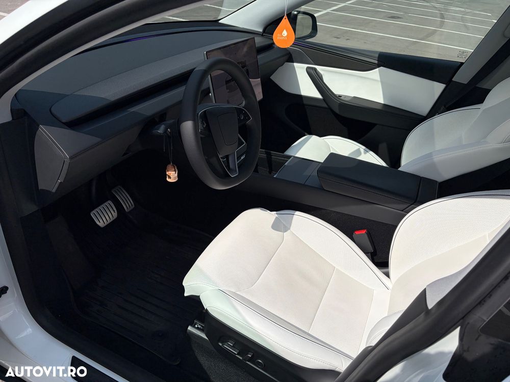 Tesla Model Y AWD Performance - 10