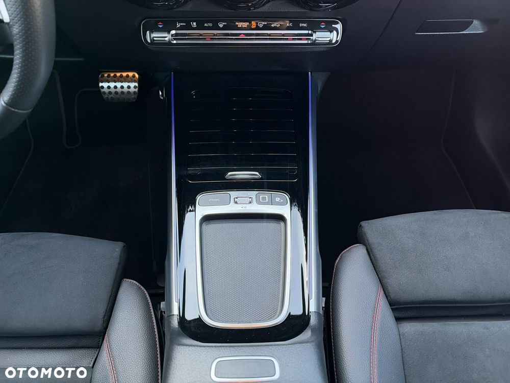 Mercedes-Benz GLB 200 7G-DCT AMG Line - 24