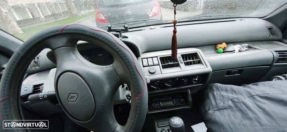 Renault Clio Break ver-1-9-d-rxe - 4