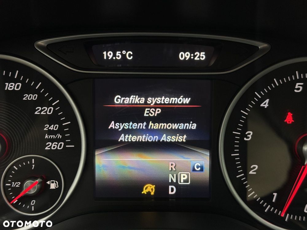 Mercedes-Benz GLA 180 7G-DCT - 26