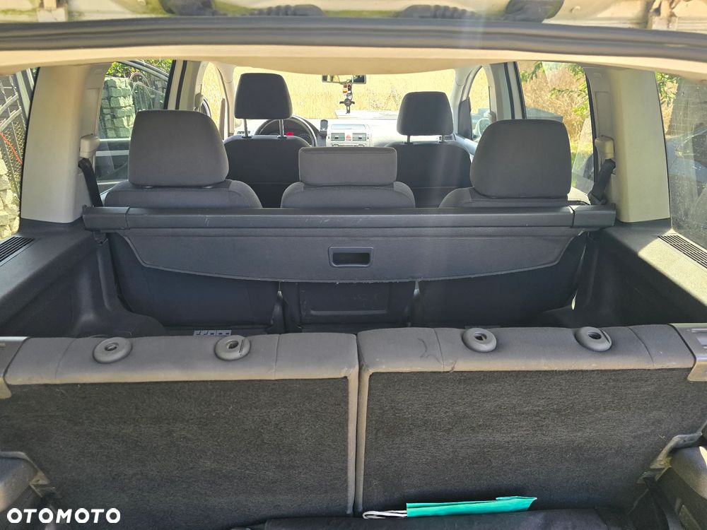 Volkswagen Touran - 23