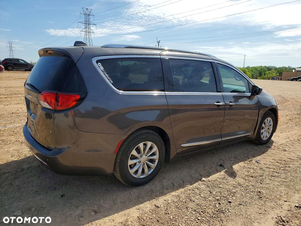 Chrysler Pacifica - 3