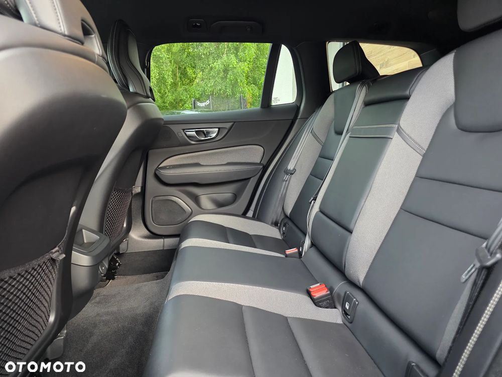 Volvo V60 D4 R-Design - 33