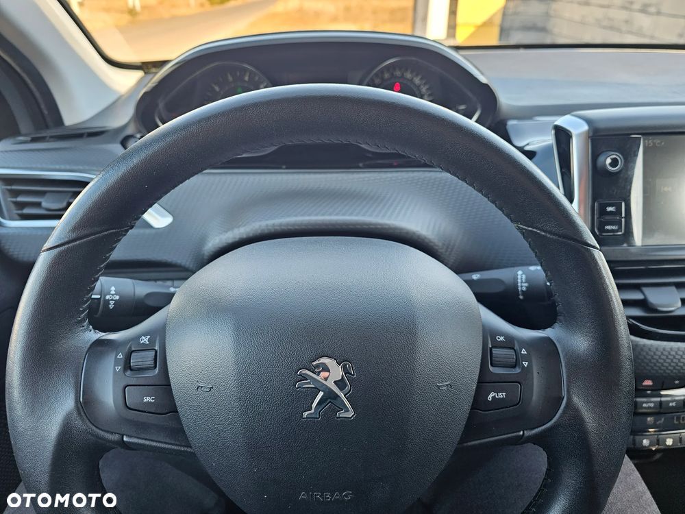 Peugeot 2008 1.2 Pure Tech Style S&S - 6