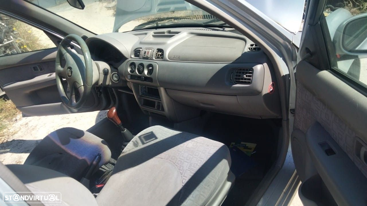 Nissan Micra 1.0i de 2001 disponível para peças - 5