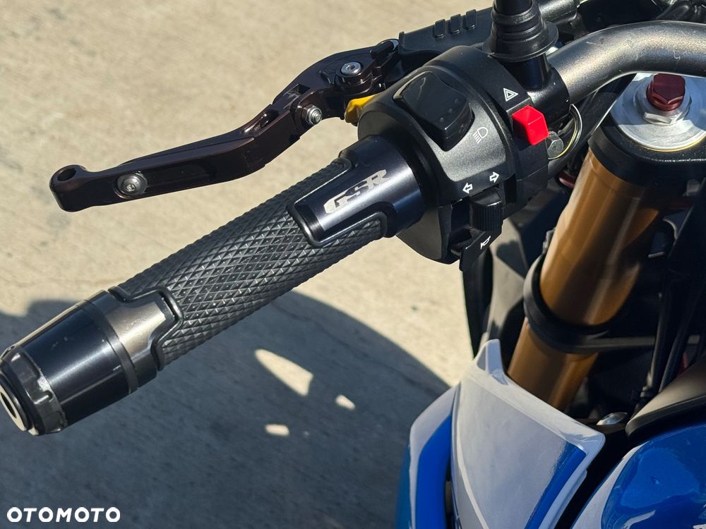 Suzuki GSR - 13