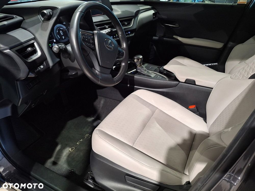 Lexus UX - 16
