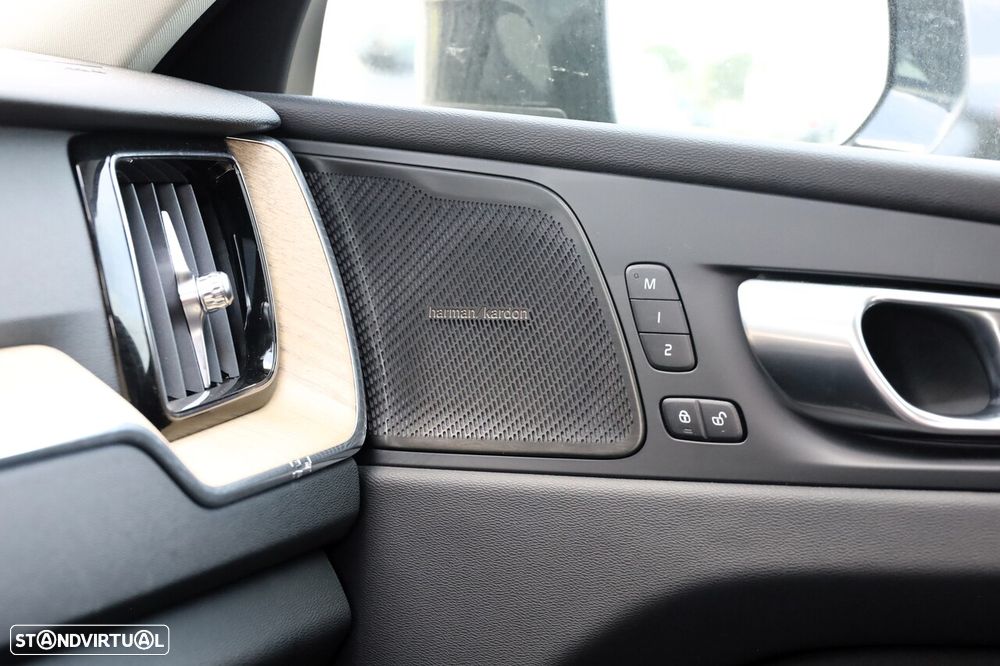 Volvo XC 60 2.0 T6 PHEV Plus Dark AWD - 13