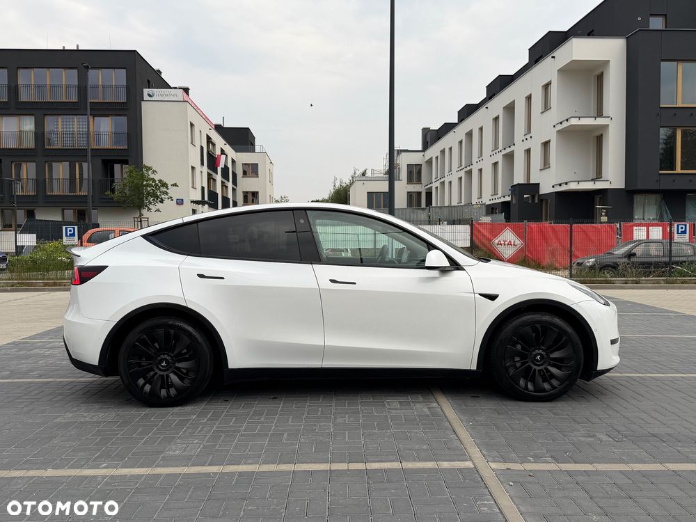 Tesla Model Y - 11
