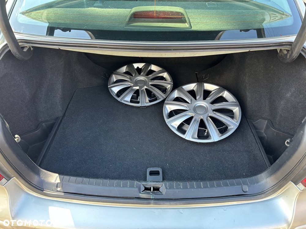 Toyota Avensis 2.0 D-Cat Sol - 14