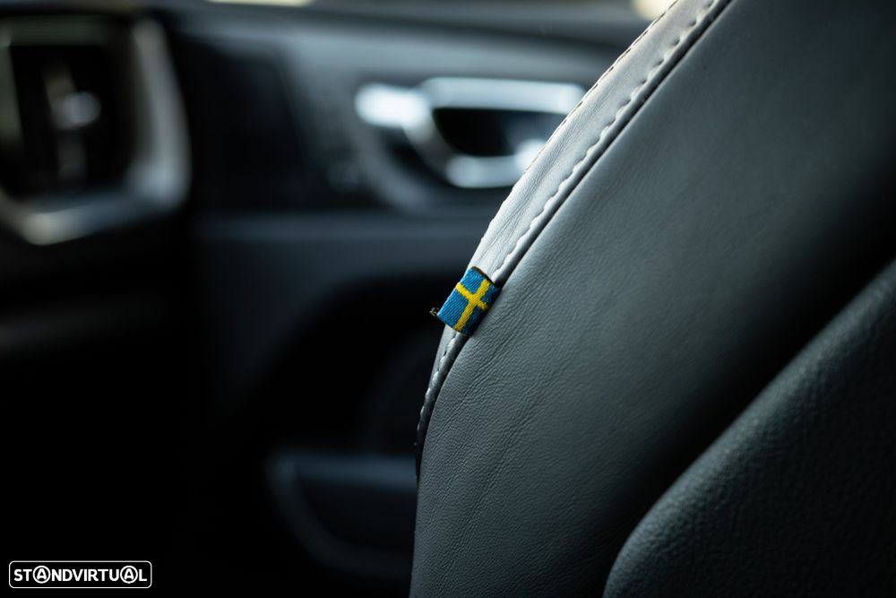 Volvo XC 60 2.0 B4 R-Design Geartronic - 25