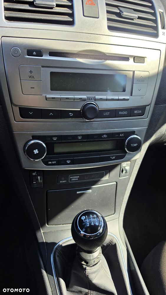 Toyota Avensis 1.6 Comfort - 28