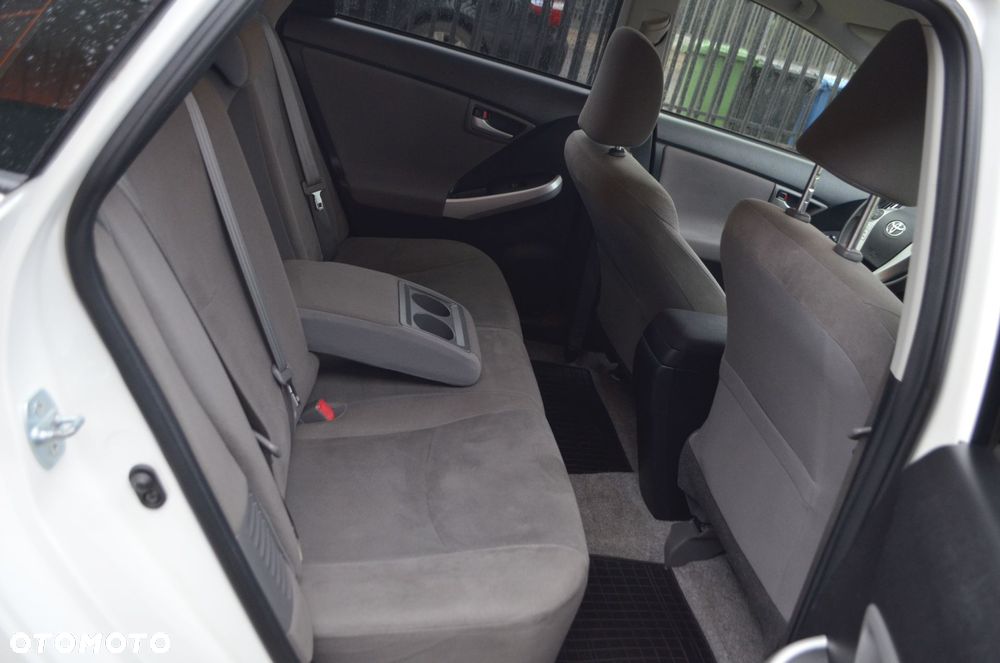 Toyota Prius (Hybrid) - 25