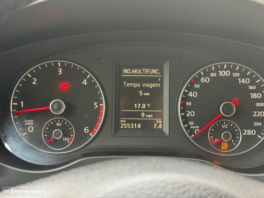 VW Jetta 1.6 TDi Confortline - 27