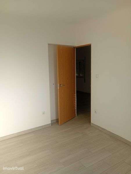 Alugo T2 e Tamel São Veríssimo - Grande imagem: 2/12