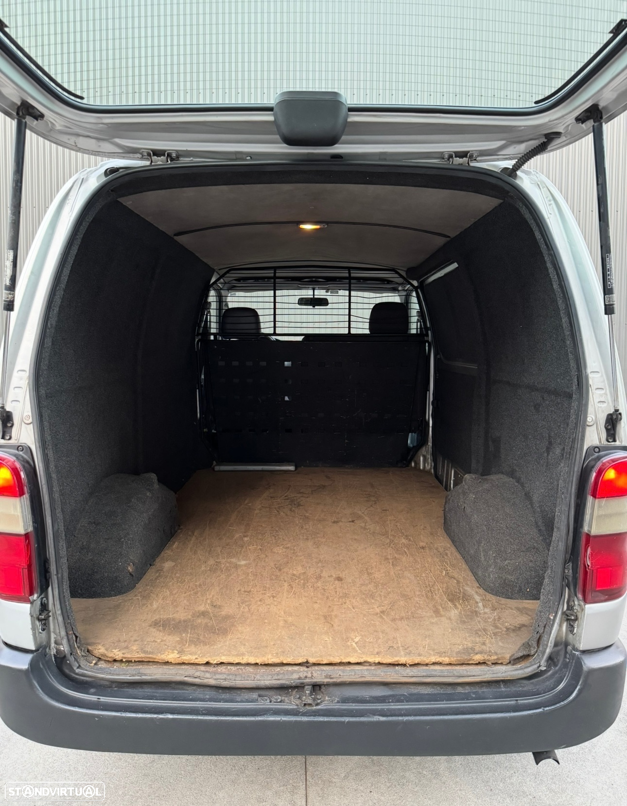 Toyota Hiace - 11