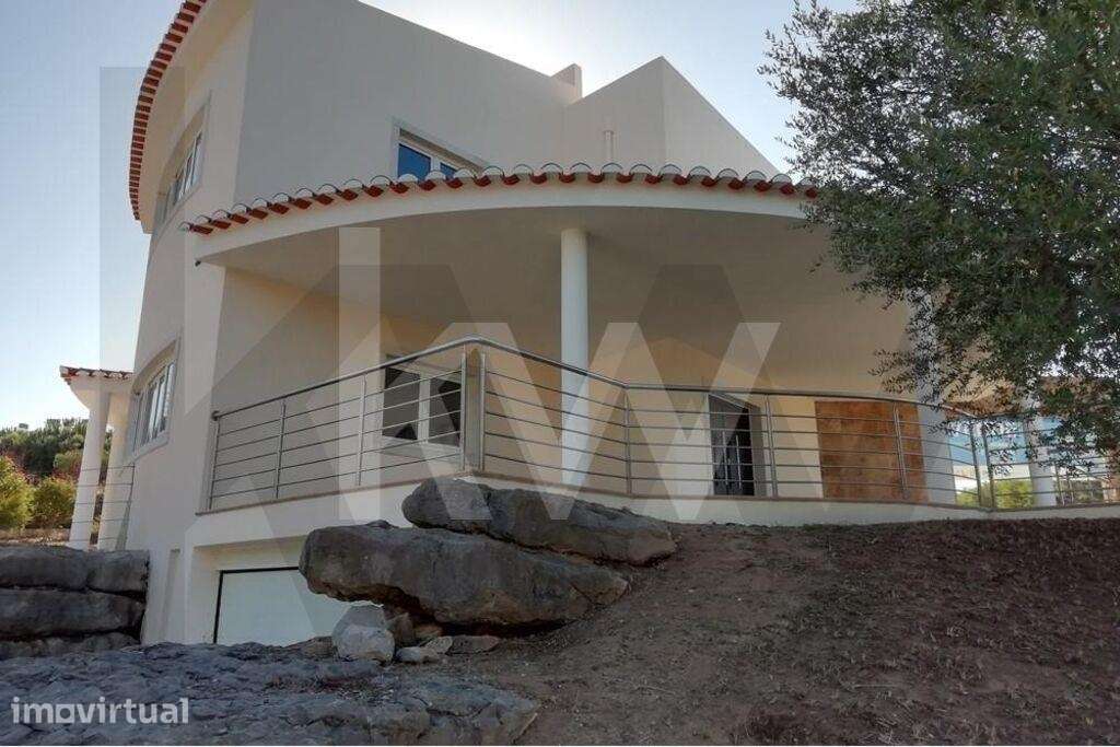 Moradia T4 isolada com piscina privativa e jardim - Belas Clube Campo - Grande imagem: 3/32