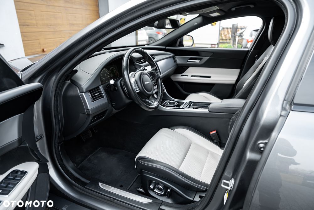 Jaguar XF 35t R-Sport - 17
