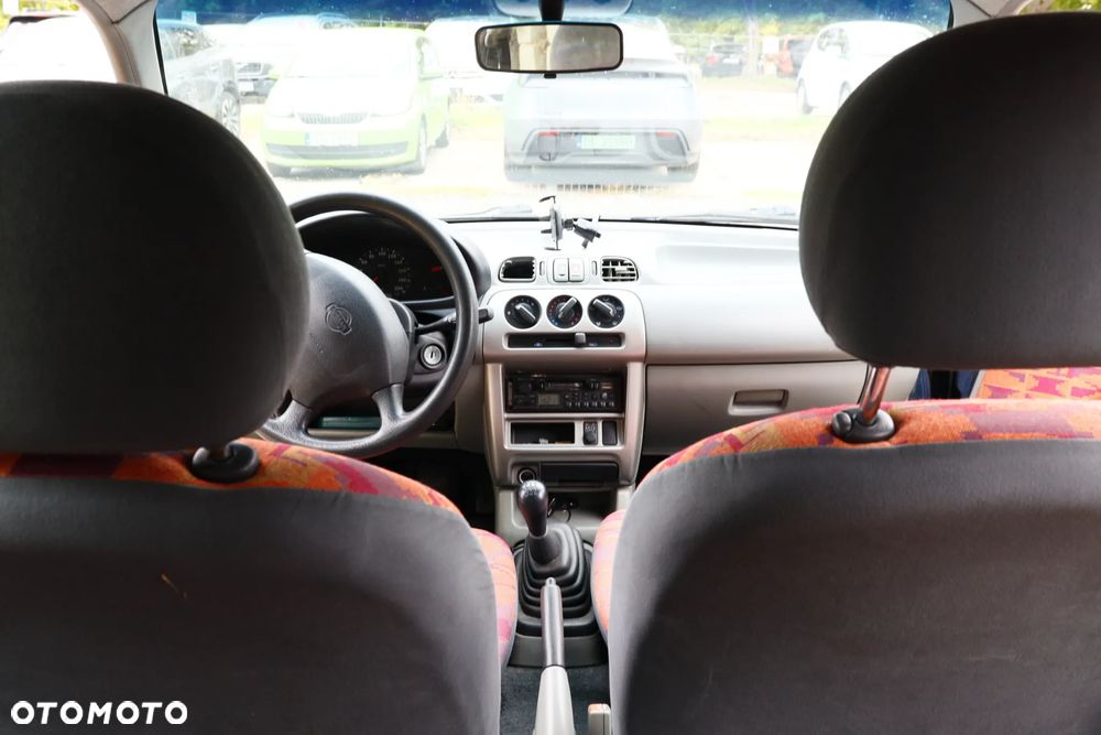 Nissan Micra 1.0 L - 17