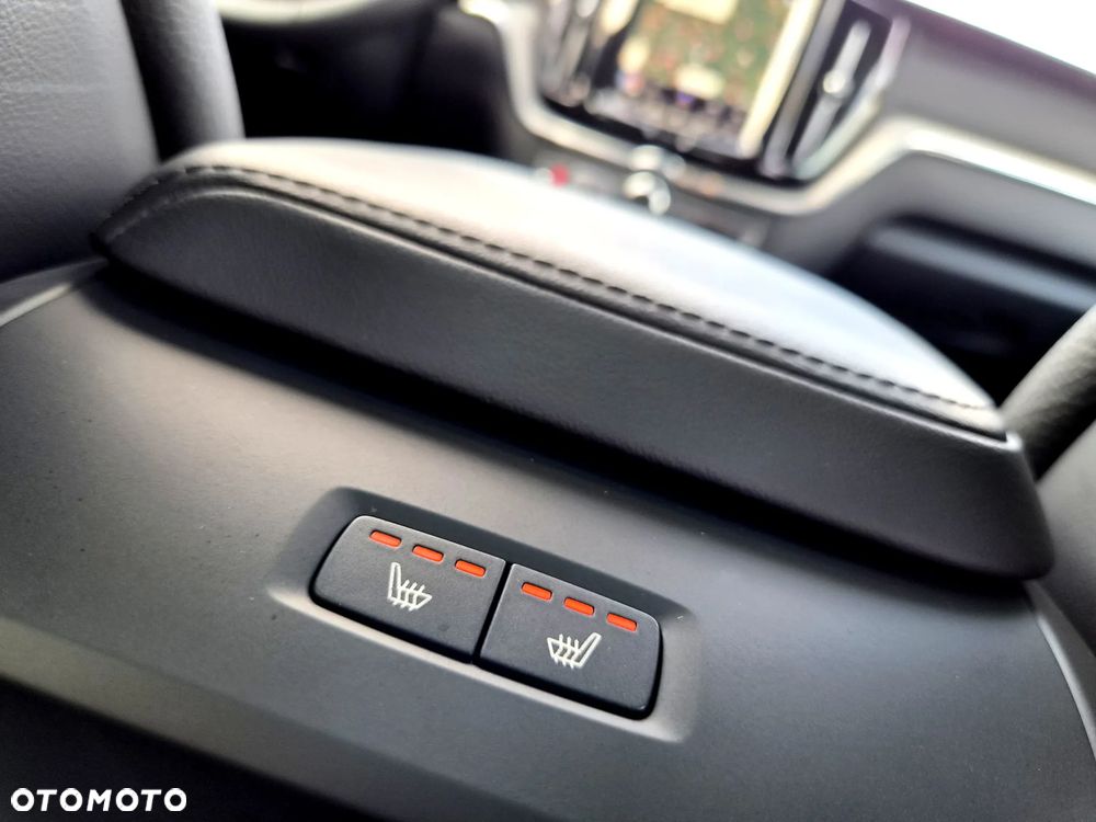 Volvo XC 60 B4 D Plus Dark - 21