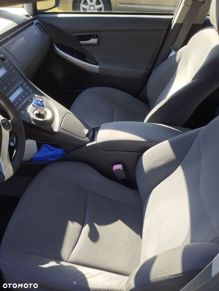Toyota Prius (Hybrid) - 11