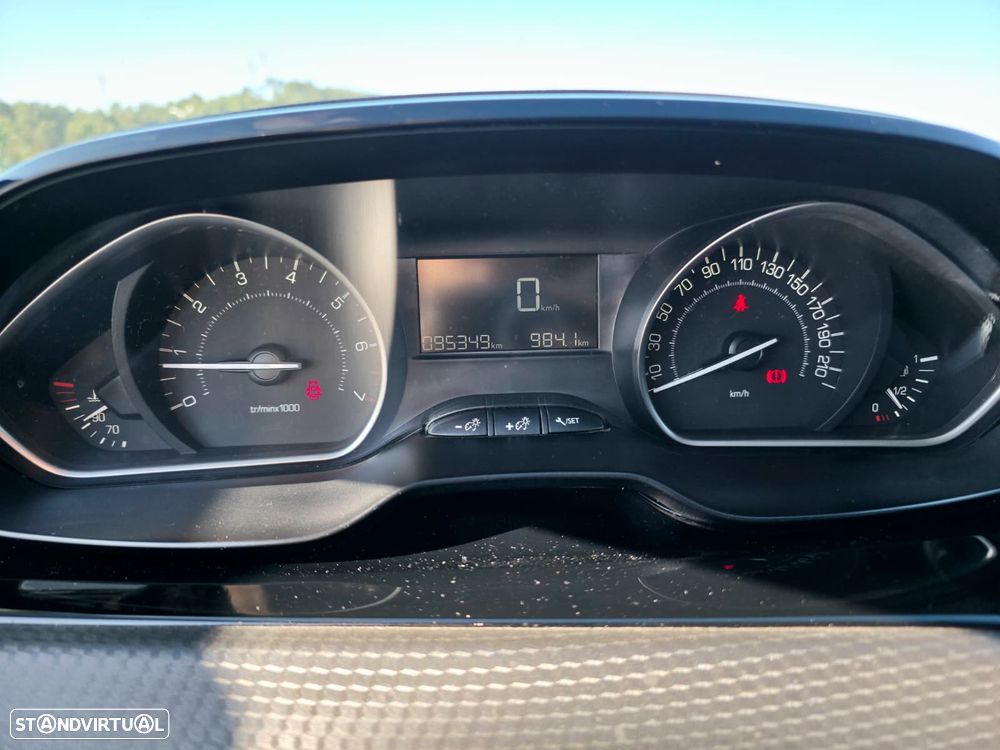 Peugeot 2008 1.2 PureTech Signature - 17