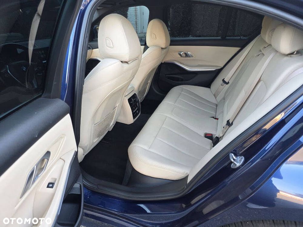 BMW Seria 3 330i Luxury Line - 13