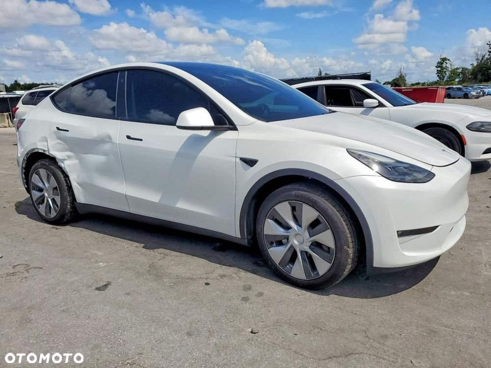 Tesla Model Y - 3